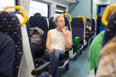 妇女乘火车旅行秘书手机公共汽车电话商业运输技术管理人员女士乘客图片