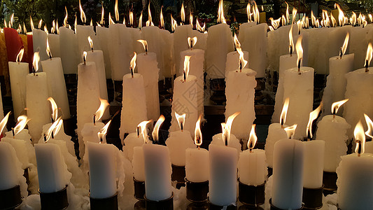 蜡烛是献给众神的祭品教会怜悯庆典宗教假期团体仪式场景崇拜辉光图片