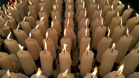 蜡烛是献给众神的祭品仪式假期教会烛光怜悯火焰宗教崇拜团体庆典图片