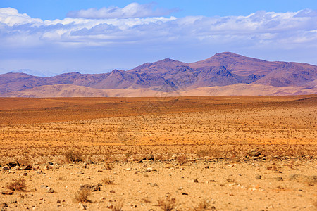 摩洛哥美丽的山地风景 在蓝天的沙漠中橙子太阳日落自由阳光旅游干旱晴天荒野山脉图片