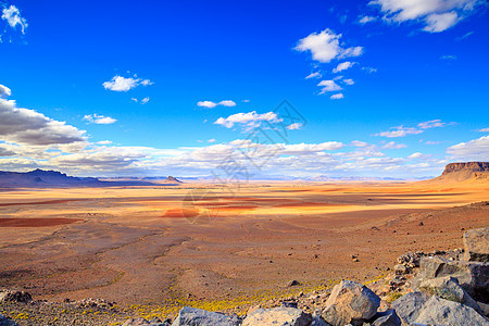 摩洛哥美丽的山地风景 在蓝天的沙漠中干旱太阳岩石日落荒野地平线旅行爬坡橙子峡谷图片