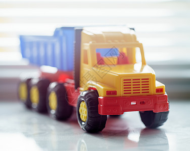 玩具倾卸卡车特写承包商柴油机运输车轮力量施工塑料货车倾倒服务图片