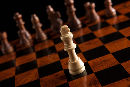 与国王在中间的象棋游戏竞争对手对抗对手竞赛比赛预测压力时间木头黑色图片
