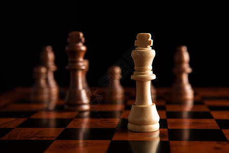 踏实肯干与国王在中间的象棋游戏比赛思维玩家闪电战棋盘压力时间黑色白色竞争对手背景