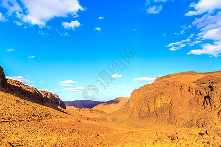 摩洛哥美丽的山地风景 在蓝天的沙漠中自由山脉爬坡太阳干旱地平线日落晴天沙丘荒野图片