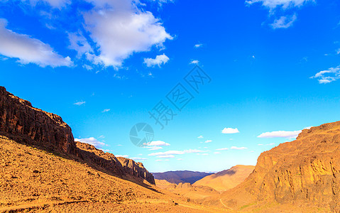 摩洛哥美丽的山地风景 在蓝天的沙漠中冒险自由旅行干旱峡谷爬坡太阳荒野山脉地平线图片