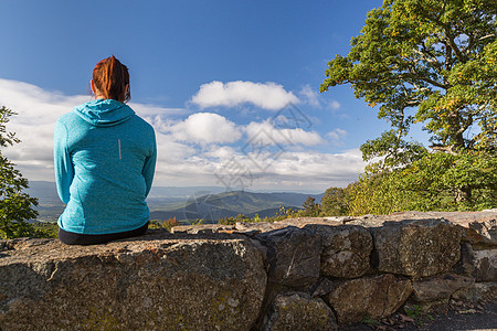 女人俯视着蓝脊山上图片