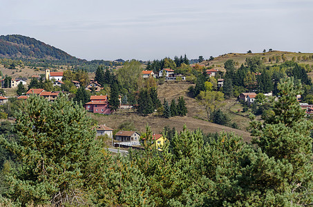 与Plana村的秋天全景旅游房子烟囱场地爬坡岩石阳台栅栏森林天空图片