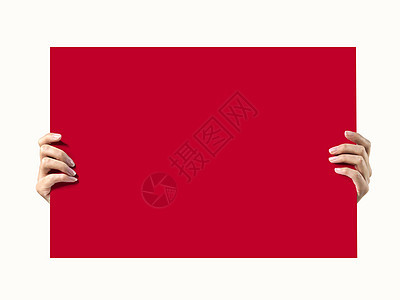 女人手握着一张红色纸 孤立在白色上图片