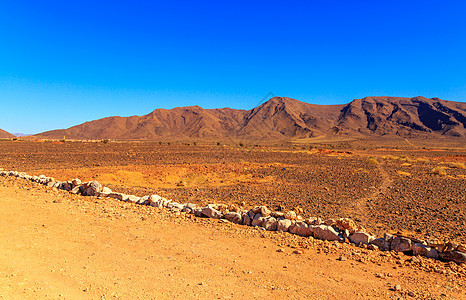 美丽的摩洛哥风景 撒哈拉沙漠 石头对天的石块太阳旅行日落爬坡地平线全景沙漠沙丘阳光晴天图片