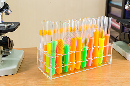 试验管中的多彩液体绿色化学品测试玻璃管子白色黄色蓝色科学团体图片