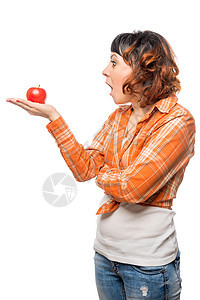 年轻女性看着一个红苹果 与对W的惊讶图片