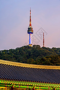 村和首尔塔位于南韩首尔南山城市公吨景观反射风景地标场景图片