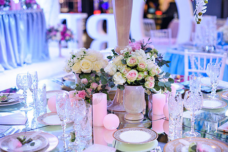 婚礼桌边美丽的花花装饰图片