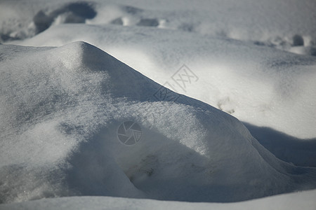 不平坦的雪地上的阴影 乌拉尔冬天的风景地面大雪土地宽慰雪堆场地爬坡水晶场景假期图片