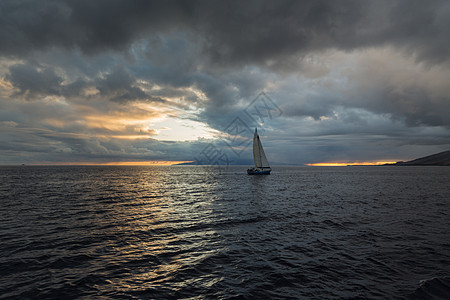 在毛伊夏威夷海岸外的海面暴风日落橙子飞溅海洋墙纸天堂场景旅行天空蓝色风暴图片