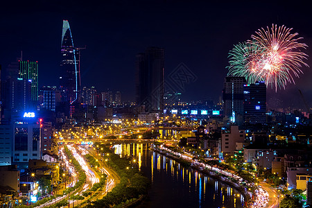 色彩多彩的烟花建筑庆典水路城市焰火星星中心模块阻塞紫色图片