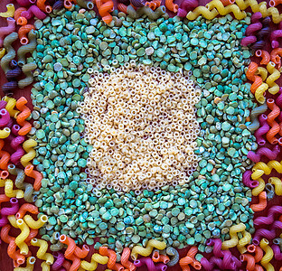 餐桌上彩虹的颜色都加豆子和意大利面粉色表格盘子食物稀饭轮子烹饪购物中心圆形饮食图片