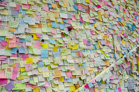 墙上多彩的音符笔记纸文化中心标签贴纸墙壁记忆展示行动笔记图片