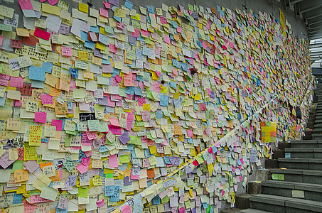 墙上多彩的音符文化标签笔记本中心办公室笔记抗议纸板邮政活页夹图片