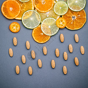 健康食品和医药概念 维生素C和维他命情调剂量疾病柠檬柚子异国下雨天制药药品保健图片