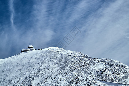 顶上起立旅游建筑窗户小屋踪迹天空地平线巨山庇护所图片