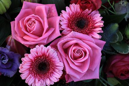 Gerberas和玫瑰花花朵花束粉色装饰品新娘白色婚姻婚礼团体桌子图片