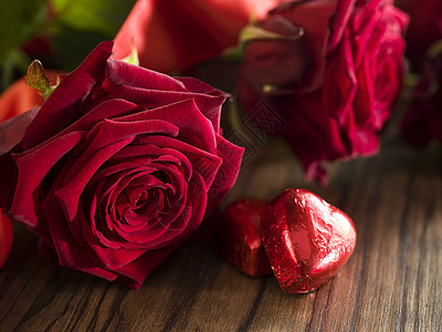 巧克力心 红玫瑰花束红色丝带图片