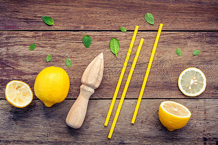 新鲜柠檬和木制果汁加鸡尾酒热带饮食液体情调菜单柚子稻草营养饮料茶点图片