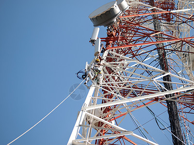 电信工人在塔上修理电缆桅杆就业服务活力电工做工互联网线条冒险头盔图片