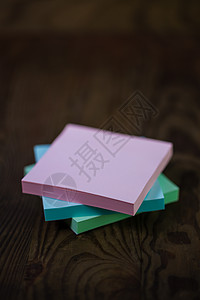不同彩色笔记本堆叠立方体正方形绿色笔记粉色文档备忘录教育记事本学校图片