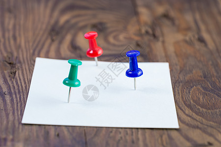 3个圆形针 给受苦的木材贴上纸条蓝色金属图钉拇指白色红色木头笔记绿色办公室图片