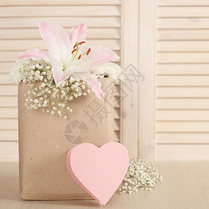 情人卡和鲜花玫瑰礼物白色乡村百合木头花束假期卡片粉色图片