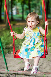 小女孩在摇摆乐趣公园喜悦自由幸福快乐享受蓝色行动运动图片
