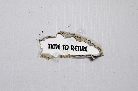 在撕破纸后面出现的退休时间字词概念手指安全商业养老金困境工作就业老年木板图片