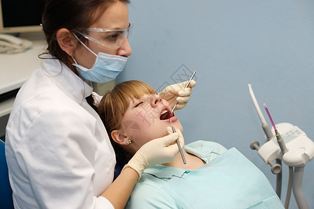 牙医接待处的病人牙科实习生医院检查牙齿医生程序保健治疗镜子图片