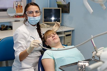 牙医接待处的病人实习生药品生活方式医院牙科考试女士工具女性成人图片