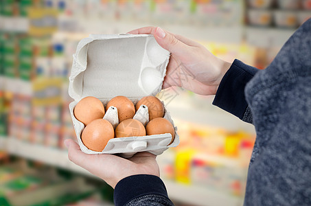 男人在超市里拿着鸡蛋盒图片