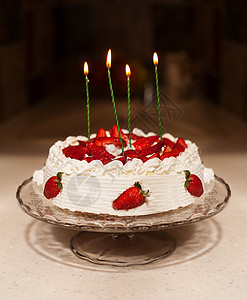 草莓生日蛋糕火焰盘子派对庆典乐趣小雨桌子食物磨砂香草图片