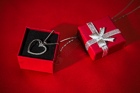 银色的心在红色礼物盒里女性化痴情问候语火花纪念日周年礼物背景金属钻石图片