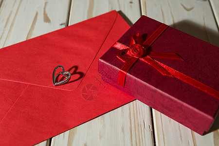 银心套在一个红信封和礼物盒上图片