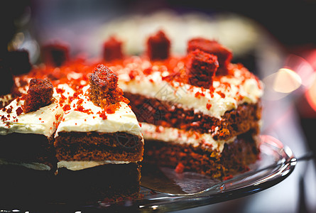 红天鹅绒层蛋糕 含奶油奶酪霜冻美食咖啡甜点食物店铺庆典香草生日手工面包图片