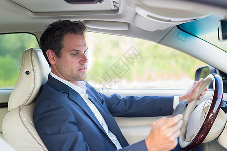 司机驾驶时使用手机的人汽车专注全球旅行注意力安全成人技术定位事故图片