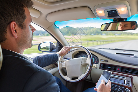 司机驾驶时使用手机的人车辆系统商业注意力全球危险安全旅行技术成人图片