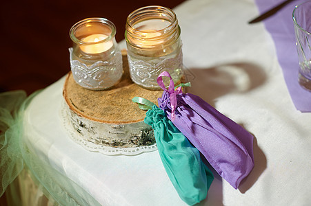 给桌上的蜡烛装饰 用生锈的风格图片