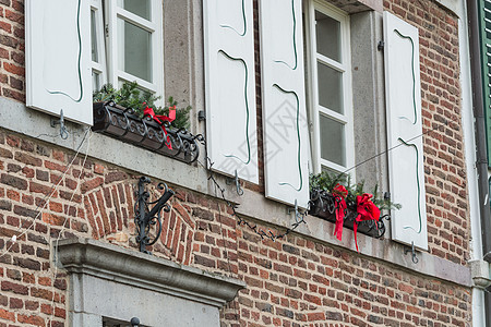 房子装饰和点着的圣诞节庆典问候语窗台窗饰彩灯星星花环灯光乡愁乡村图片