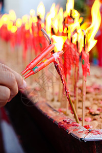 圣殿中精神蜡烛供默念火焰文化烧伤传统冥想亭子宗教寺庙佛教徒红色图片