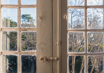 花园对面的旧建筑窗户褪色框架建筑学日落分支机构木板玻璃艺术古董衰变图片