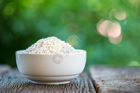 白碗里粘黏的米饭桌子食物绿色木头白色收成产品饮食植物图片