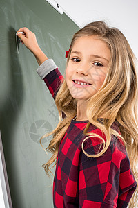 女孩在黑板上写字意义孩子学习年龄理论知识上学女学生学费青春期图片